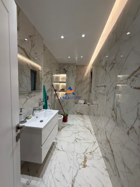 Tirane, shitet apartament 1+1+Ballkon Kati 4, 78 m² 250.000 € 