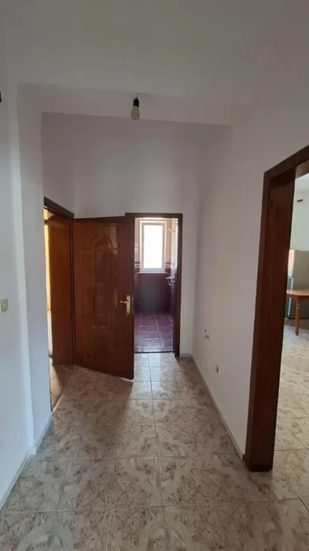 Tirane, jepet me qera apartament 1+1 , 90 m² 450 € (Rruga e durrsit hotel coloseu)