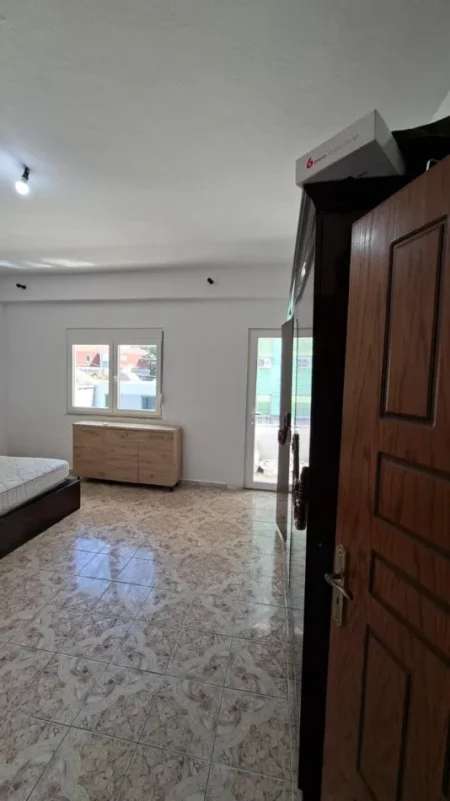 Tirane, jepet me qera apartament 1+1 , 90 m² 450 € (Rruga e durrsit hotel coloseu)