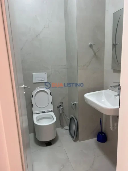 Tirane, jepet me qera apartament 1+1 , 370 € (Kompleksi Mangalem)