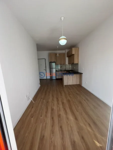 Tirane, jepet me qera apartament 1+1 , 370 € (Kompleksi Mangalem)