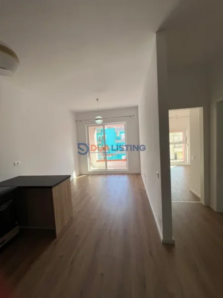 Tirane, jepet me qera apartament 1+1 , 370 € (Kompleksi Mangalem)