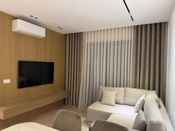 Tirane, jepet me qera apartament 1+1+Ballkon Kati 4, 69 m² 1.000 € (Kryqëzimi i Komunës së Parisit)