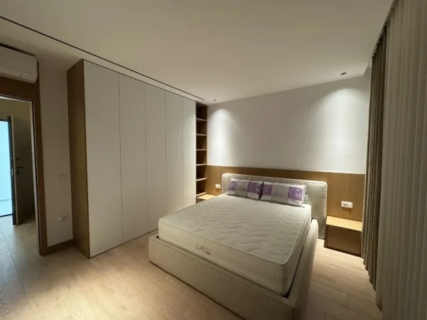 Tirane, jepet me qera apartament 1+1+Ballkon Kati 4, 69 m² 1.000 € (Kryqëzimi i Komunës së Parisit)