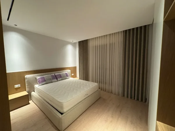 Tirane, jepet me qera apartament 1+1+Ballkon Kati 4, 69 m² 1.000 € (Kryqëzimi i Komunës së Parisit)