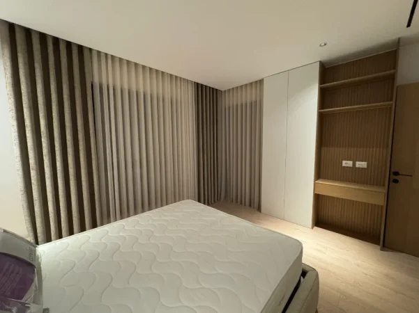 Tirane, jepet me qera apartament 1+1+Ballkon Kati 4, 69 m² 1.000 € (Kryqëzimi i Komunës së Parisit)