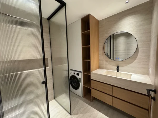 Tirane, jepet me qera apartament 1+1+Ballkon Kati 4, 69 m² 1.000 € (Kryqëzimi i Komunës së Parisit)