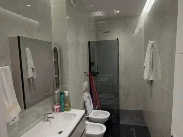 Tirane, jepet me qera apartament 2+1 Kati 4, 68 m² 750 € (XHAMLLIKU)