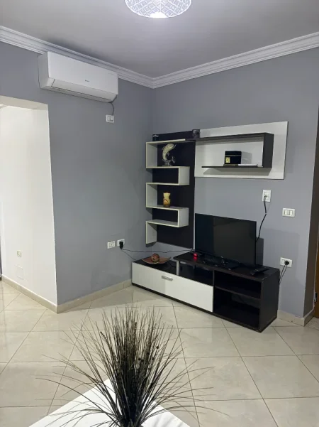 Tirane, jepet me qera apartament 1+1 Kati 1, 65 m² 450 € (Xhamlliku , Oxhaku)