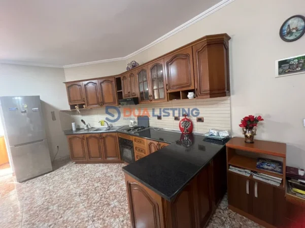 Tirane, jepet me qera apartament 2+1 , 600 € 