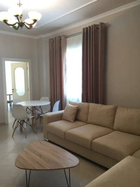 Tirane, jepet me qera apartament 1+1 Kati 2, 450 € (fresku)