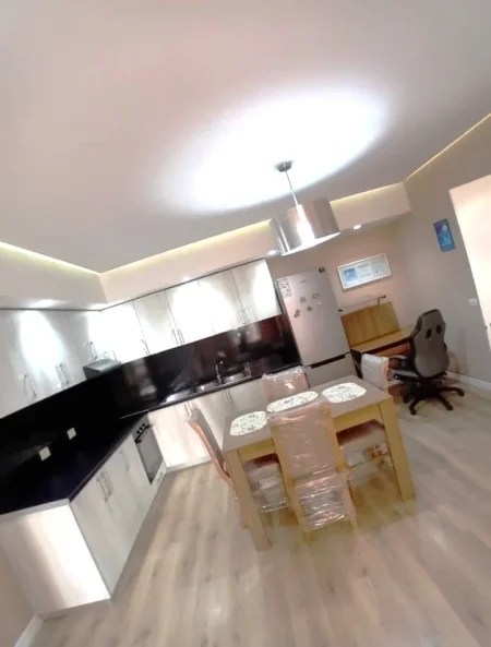 Jepet me qera apartament 1+1+ Ballkon, 700 € ,Rruga e Kavajes, Afer Qendres