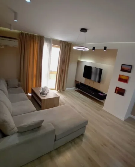 Jepet me qera apartament 1+1+ Ballkon, 700 € ,Rruga e Kavajes, Afer Qendres