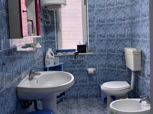 Tirane, jepet me qera apartament 1+1 Kati 3, 60 m² 380 € (21 DHJETORI)