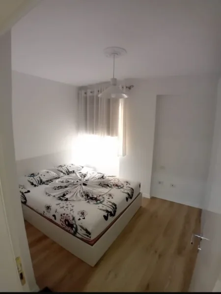 Jepet me qera apartament 1+1+ Ballkon, 700 € ,Rruga e Kavajes, Afer Qendres