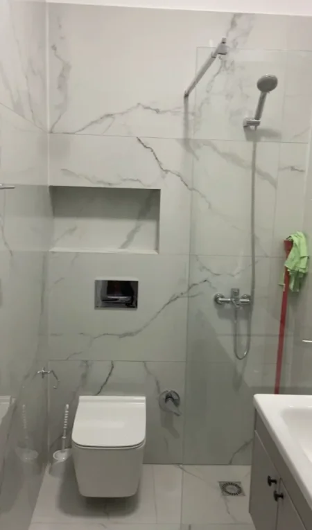 Jepet me qera apartament 1+1+ Ballkon, 700 € ,Rruga e Kavajes, Afer Qendres