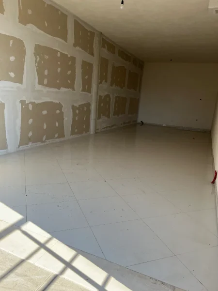 Tirane, jepet me qera magazine Kati 0, 110 m² 270 € 