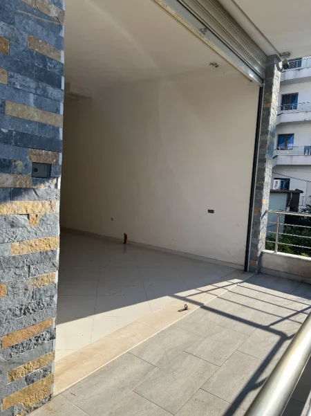 Tirane, jepet me qera magazine Kati 0, 110 m² 270 € 
