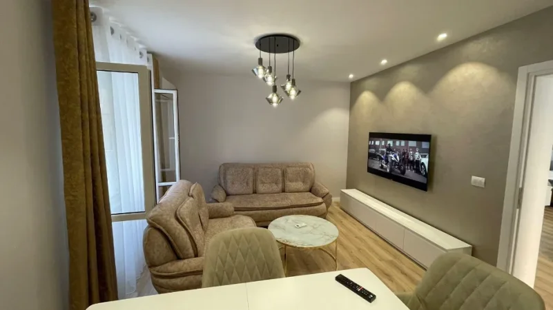 Tirane, jepet me qera apartament 2+1 Kati 1, 800 € (rruga e kavajes , 21 dhjetori)