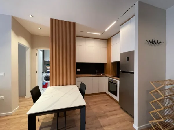 Tirane, jepet me qera apartament 1+1 , 750 € (Liqeni i Thate)