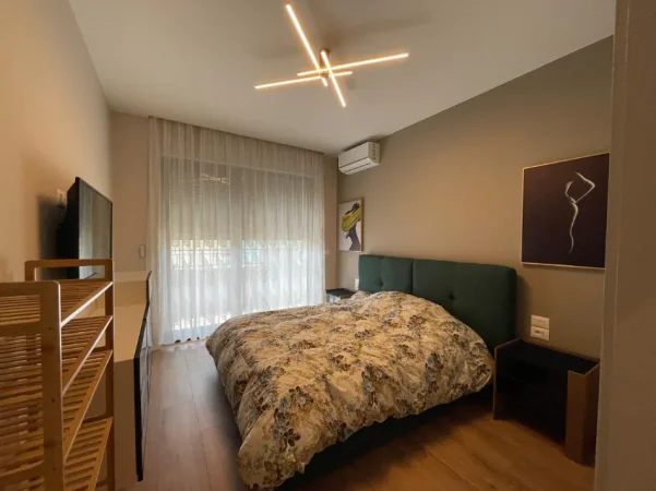 Tirane, jepet me qera apartament 1+1 , 750 € (Liqeni i Thate)