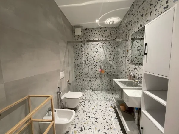 Tirane, jepet me qera apartament 1+1 , 750 € (Liqeni i Thate)