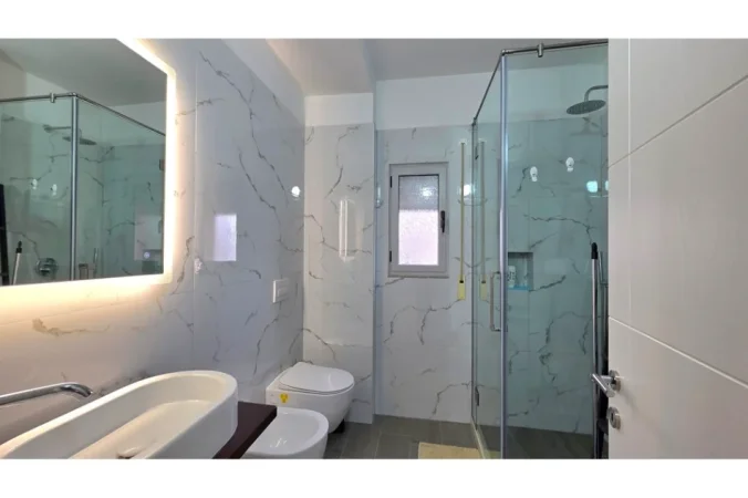 Vlore - Lungomare, jepet me qera apartament 2+1 Kati 5, 110 m² 777 € (Rruga Murat Terbaci, Vlore)