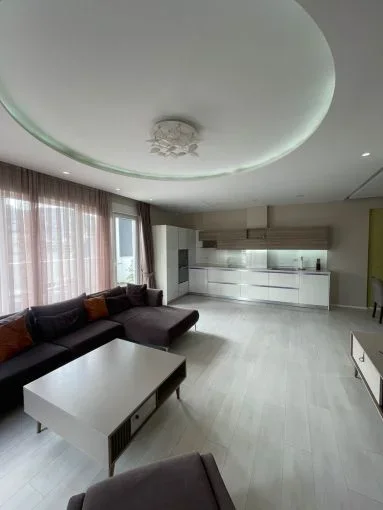 Tirane, jepet me qera apartament 3+1 Kati 4, 187 m² 1.400 € (liqeni i thate)