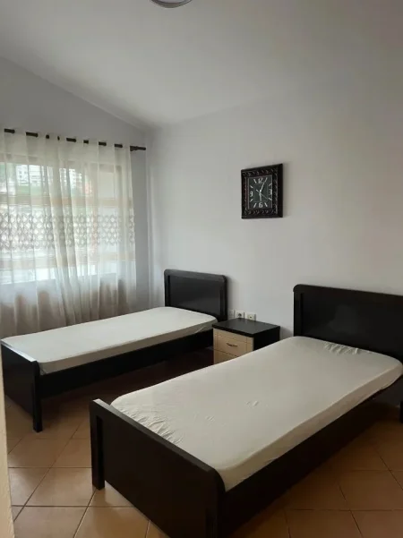Tirane, jepet me qera apartament 3+1 Kati 4, 100 m² 550 € (Universiteti Barleti)