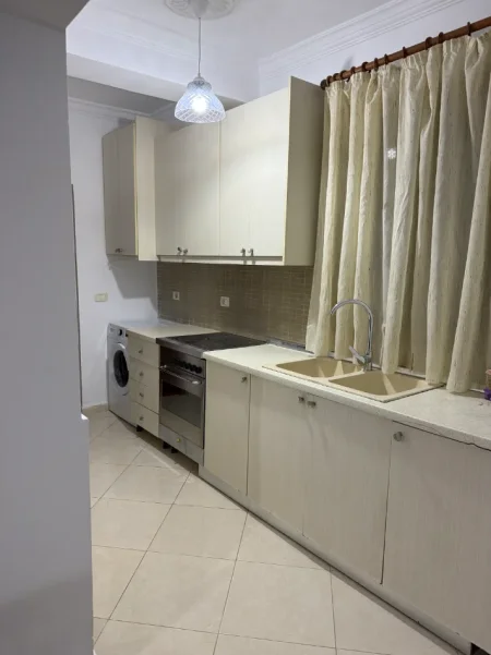 Tirane, jepet me qera apartament 1+1+Aneks+Ballkon Kati 1, 65 m² 450 € (kinostudio , porcelan)