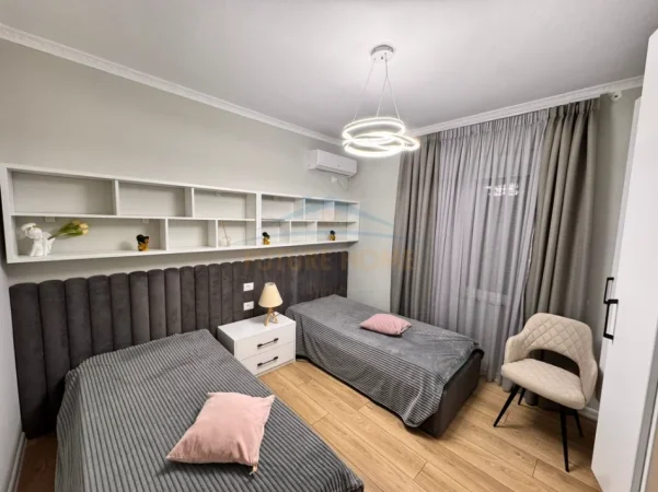 Tirane, jepet me qera apartament 3+1+Ballkon Kati 3, 91 m² 1.100 € (bulevardi bajram curri)
