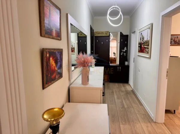 Tirane, jepet me qera apartament 3+1+Ballkon Kati 3, 91 m² 1.100 € (bulevardi bajram curri)