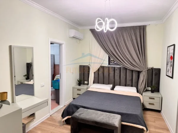 Tirane, jepet me qera apartament 3+1+Ballkon Kati 3, 91 m² 1.100 € (bulevardi bajram curri)