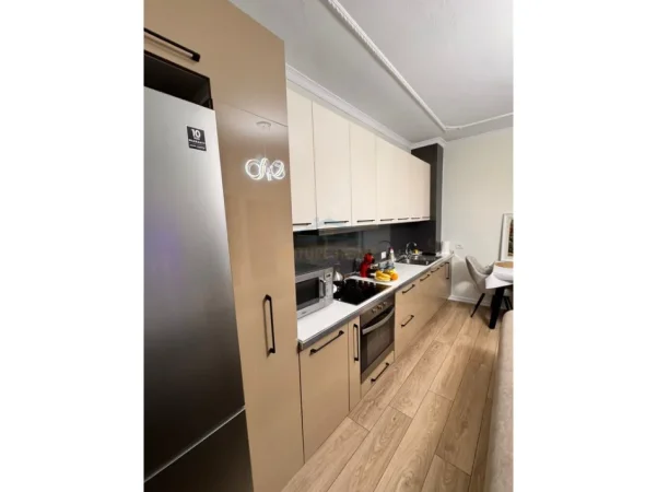 Tirane, jepet me qera apartament 3+1+Ballkon Kati 3, 91 m² 1.100 € (bulevardi bajram curri)