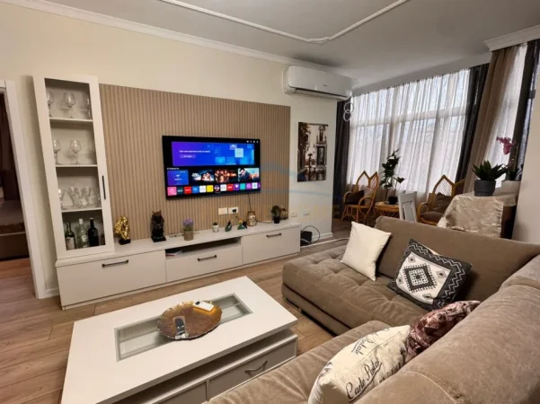 Tirane, jepet me qera apartament 3+1+Ballkon Kati 3, 91 m² 1.100 € (bulevardi bajram curri)