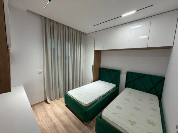 Tirane, jepet me qera apartament 2+1 Kati 7, 110 m² 1.000 € (Rruga Viktor Eftimiu)