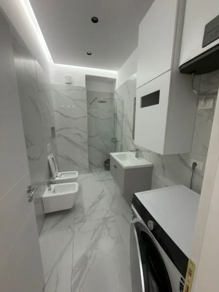 Tirane, jepet me qera apartament 2+1 Kati 7, 110 m² 1.000 € (Rruga Viktor Eftimiu)