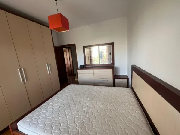 Tirane, jepet me qera apartament 1+1 , 65 m² 550 € (Kopshti zoologjik)