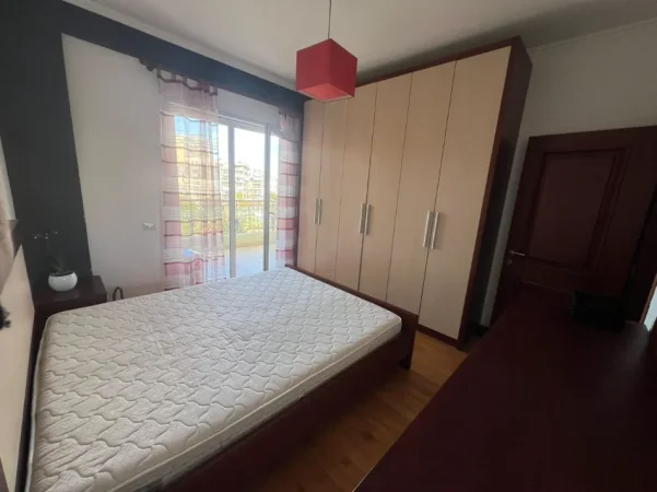 Shqiperi, jepet me qera apartament 1+1+Ballkon Kati 3, 65 m² 550 € (Kopshti zoologjik)