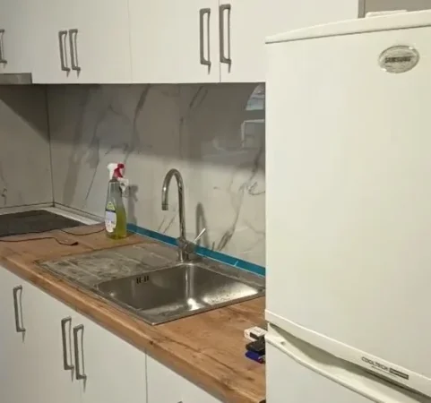 Tirane, jepet me qera apartament 2+1+Ballkon Kati 4, 72 m² 600 € (përballë Ringut)