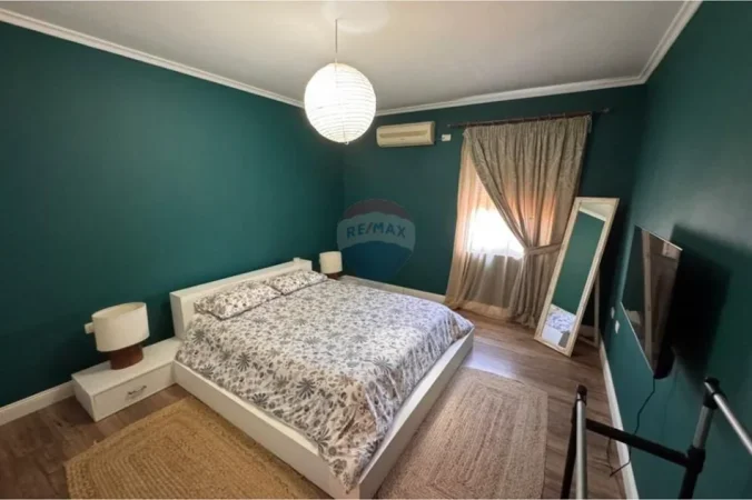 Tirane, jepet me qera apartament 2+1 , 93 m² 800 € (Blloku i Ambasadave)