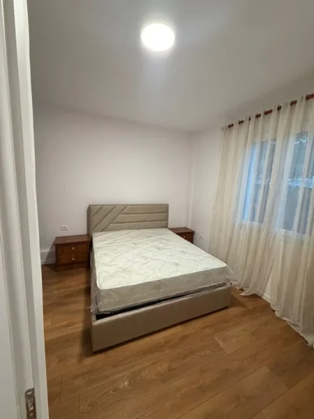 Tirane, jepet me qera apartament 2+1 Kati 1, 90 m² 450 € (Shkoze)