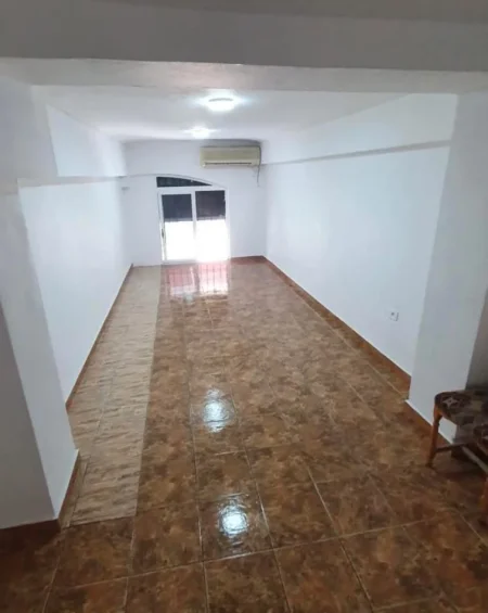 Tirane, jepet me qera ambjent biznesi , 40 m² 250 € (Kombinat)