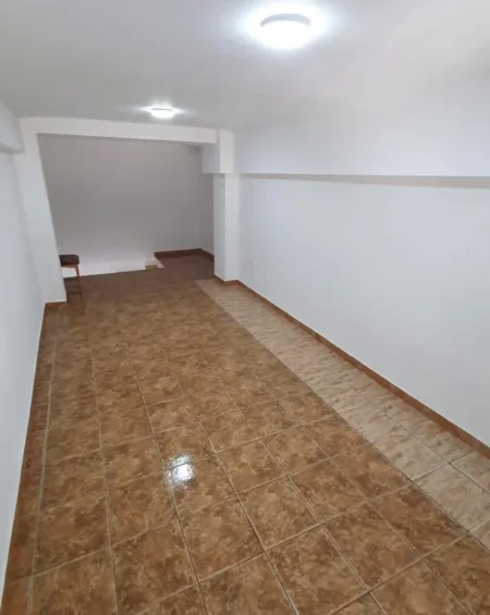 Tirane, jepet me qera ambjent biznesi , 40 m² 250 € (Kombinat)
