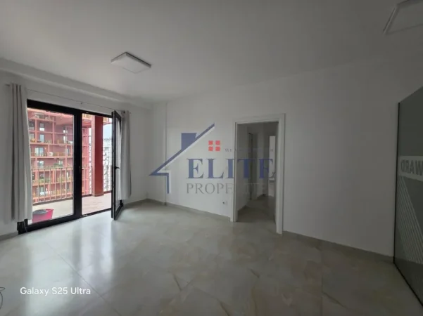 Tirane, jepet me qera ambjent biznesi Kati 10, 110 m² 1.000 € (Tirana Garden Building)
