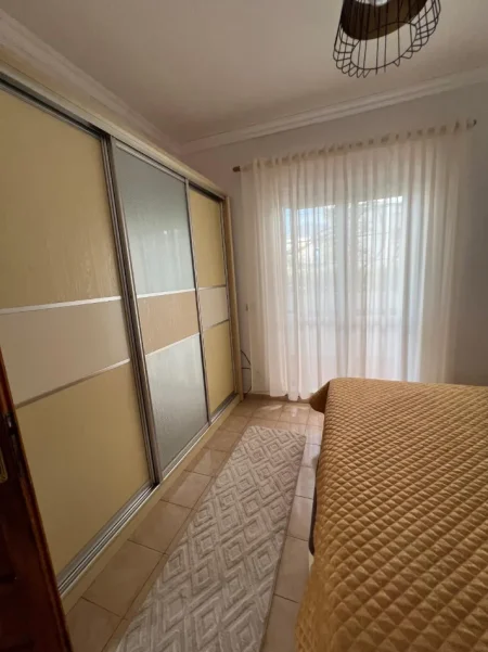 Tirane, jepet me qera apartament 1+1 Kati 1, 80 m² 400 € (5 Maji tek shkolla Tirana Jone)