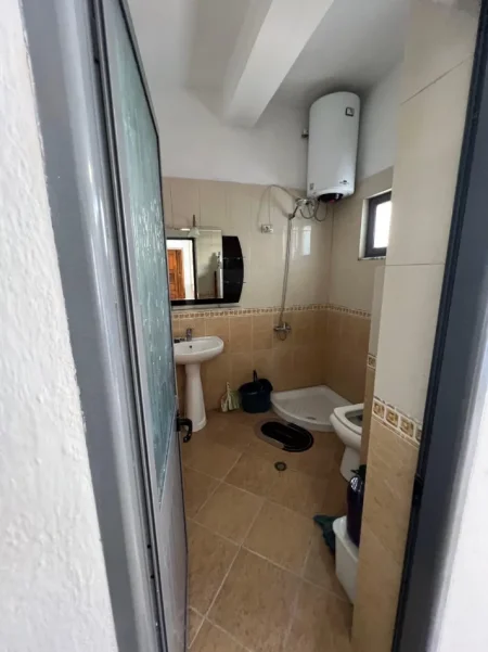 Tirane, jepet me qera apartament 1+1 Kati 1, 80 m² 400 € (5 Maji tek shkolla Tirana Jone)