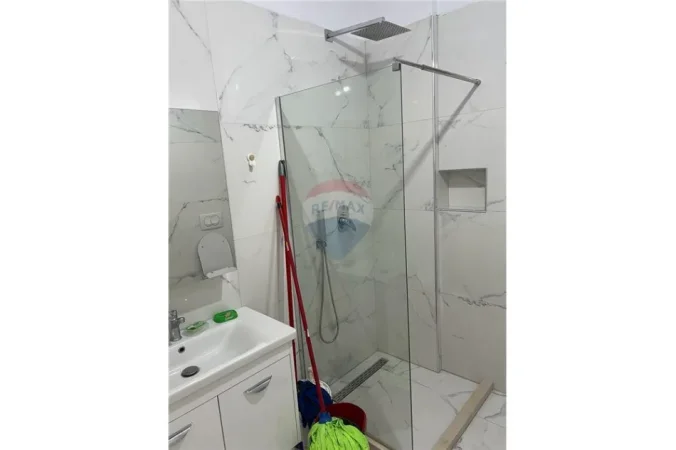 Tirane, jepet me qera apartament 2+1+Ballkon Kati 4, 110 m² 500 € (Prane Bar Artist)