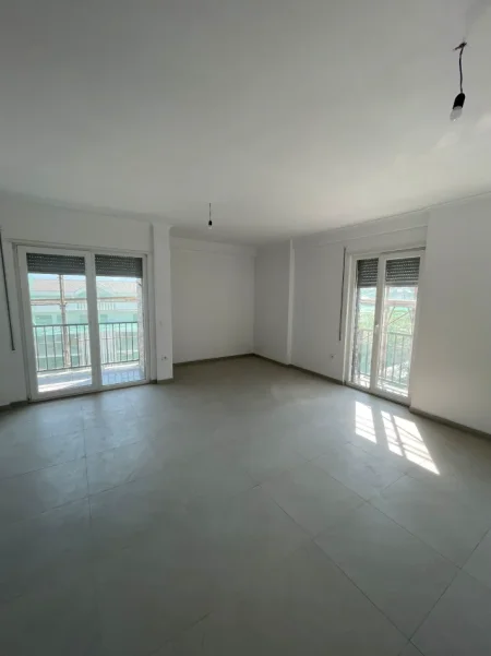 Tirane, shitet apartament 2+1+Aneks+Ballkon Kati 4, 86 m² 85.000 € (kamez)