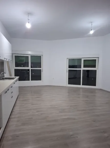 Tirane, jepet me qera apartament duplex 2+1+Ballkon Kati 3, 92 m² 300 € (Kompleksi Mangalem 21)